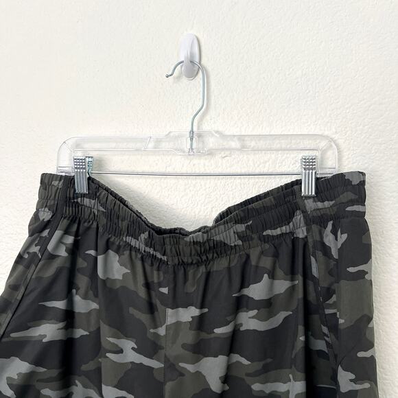 [Athleta] Printed Mesh Racer Run Short 4" Camo Print Workout Camouflage Size XL - Picture 8 of 12